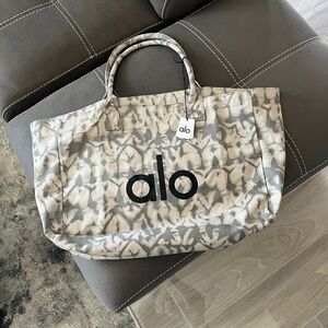 NEW Alo Yoga shopper bag